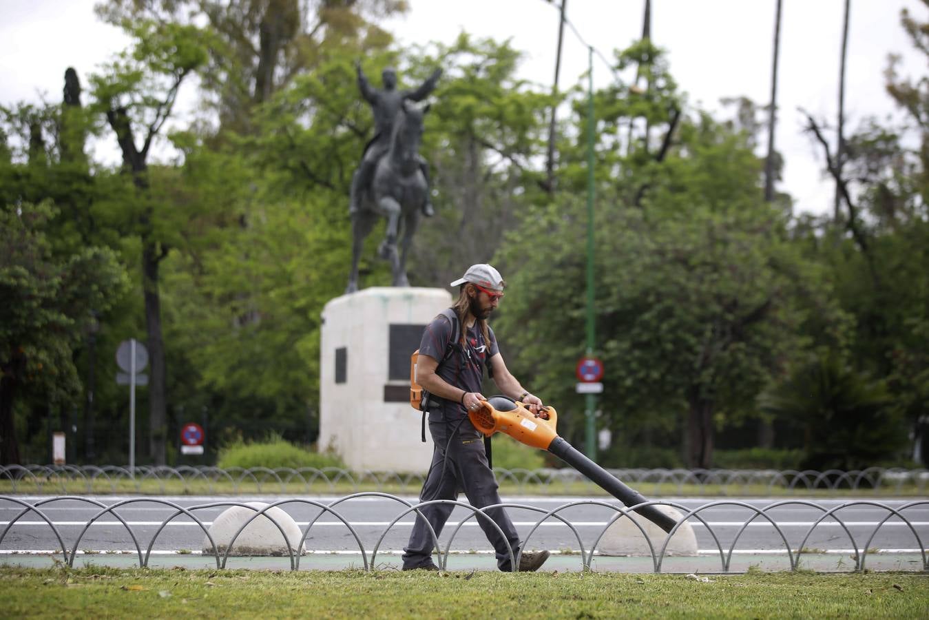 El cuidado de los parques y jardines de Sevilla no se detiene