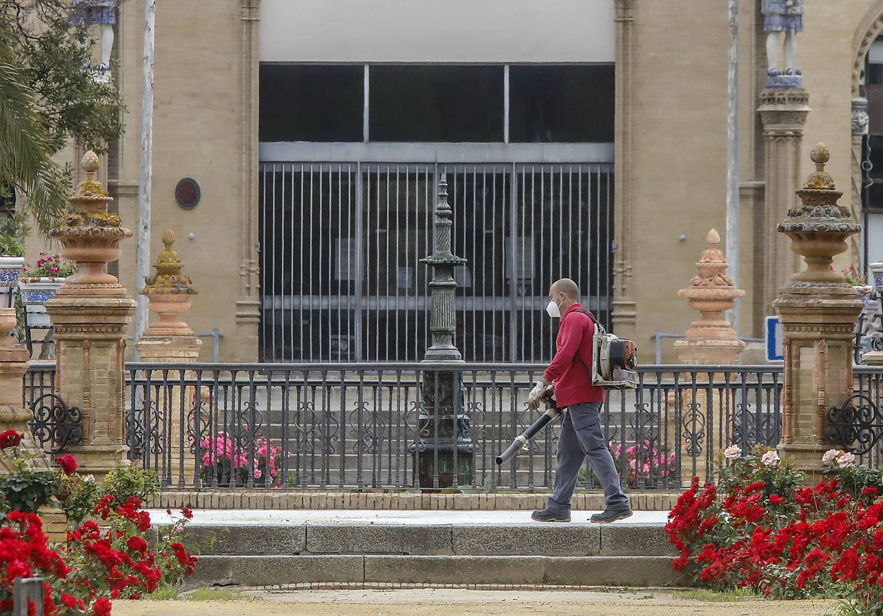 El cuidado de los parques y jardines de Sevilla no se detiene