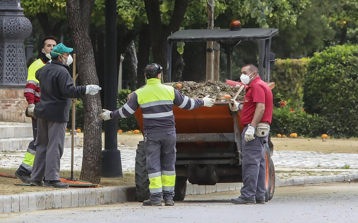 El cuidado de los parques y jardines de Sevilla no se detiene