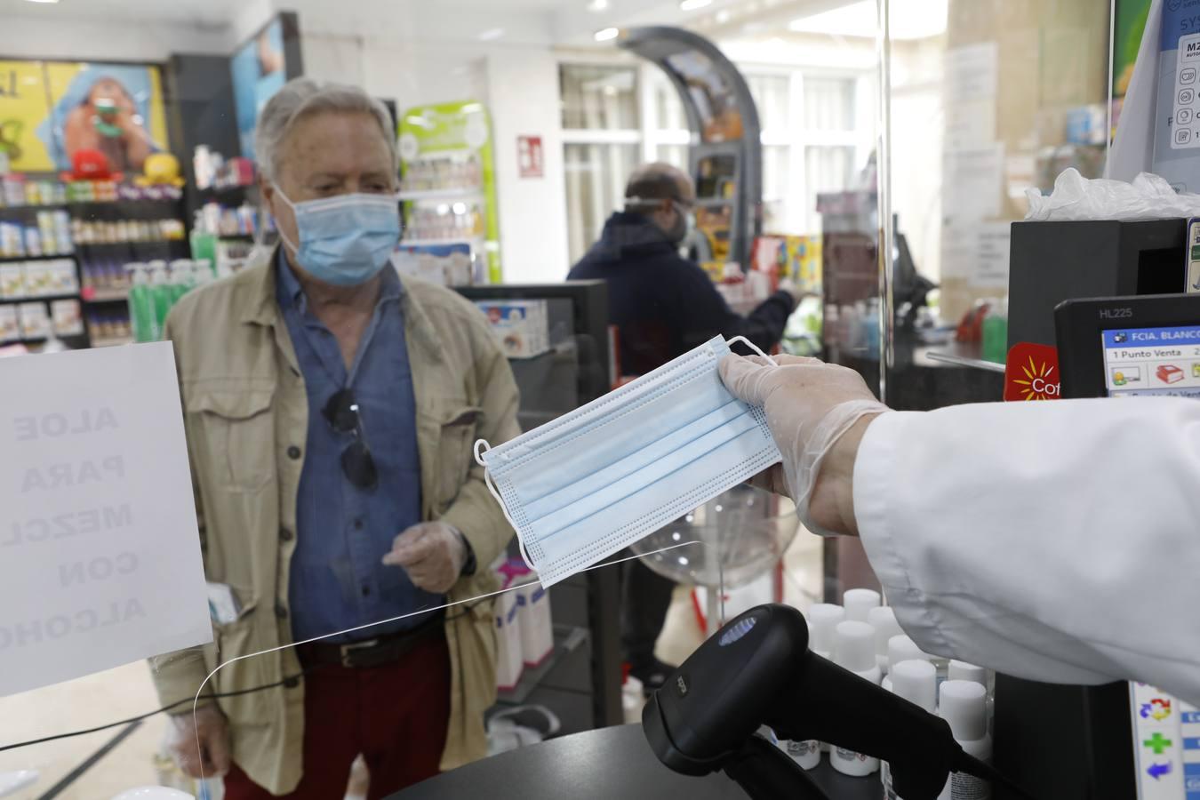 Las farmacias de Córdoba vuelven a vender mascarillas, en imágenes