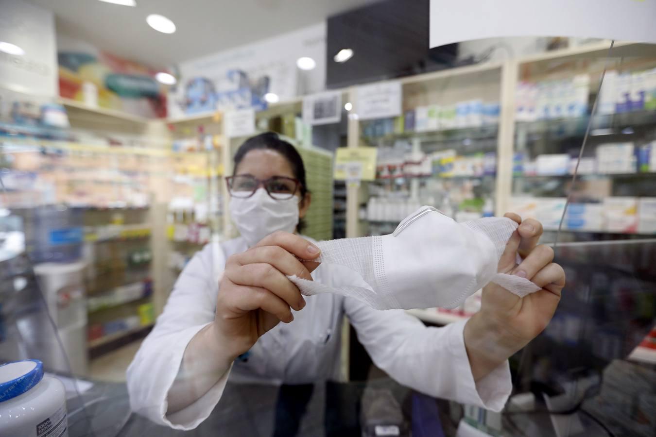 Las farmacias de Córdoba vuelven a vender mascarillas, en imágenes