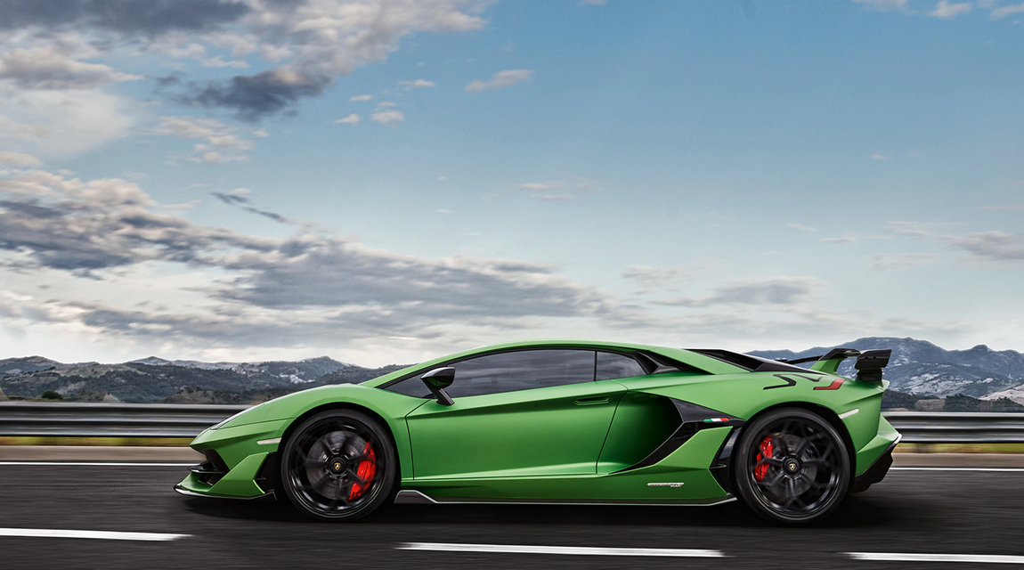 Lamborghini Aventador. Tras adquirir el Lamborghini Huracan, Bieber quedó más que sorprendido con la firma italiana y por ello se lanzó a comprar su segundo modelo apenas dos años después. El Aventador dispone de un motor V12 atmosférico de 6,5 litros, 740 CV y 690 Nm par. En el interior destaca la LDVA (Dinámica Activa del Vehículo Lamborghini), la tecnología más sofisticada de su gama. Su precio va desde los 380.000 euros.