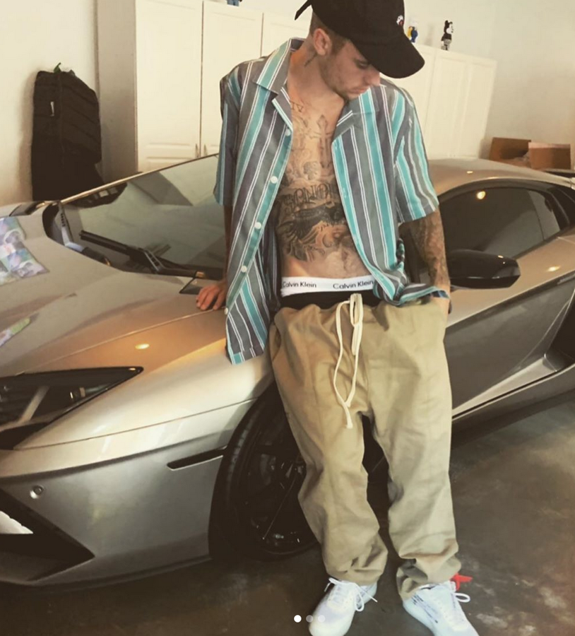 Justin Bieber, amante de los coches de lujo. Si algo ha demostrado este artista, a lo largo de los años, es que coleccionar coches de lujo y personalizarlos a su antojo es una de sus mayores aficiones. Por su garaje han pasado todo tipo de modelos de alta gama, desde Porsches a Lamborghinis, y todos ellos se han convertido en diseños únicos gracias a los extras y retoques que ha encargado a las más afamadas empresas de customización. A continuación te mostramos 13 de estos vehículos con los que hemos podido ver a Bieber e incluso con los que ha protagonizado algún que otro altercado.