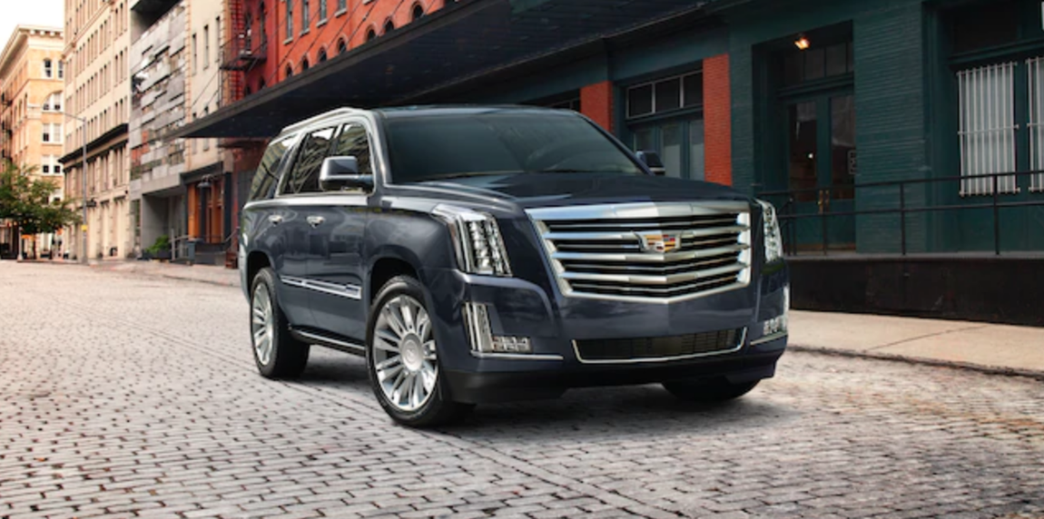 Cadillac Escalade. Personalizado por West Coast Customs y con un sinfín de extras -como un televisor de pantalla plana, asientos reclinables y paneles de control en cada lado-, el Cadillac Escalade es otra de las joyas que atesora Bieber. El vehículo viene equipado con un motor V8 que produce 420 caballos de fuerza.