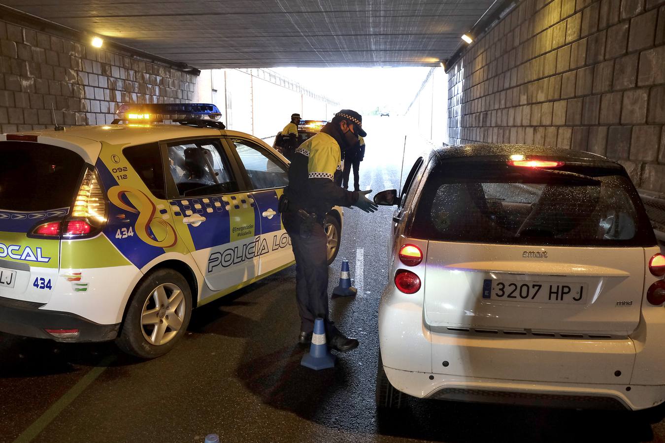 Coronavirus en Sevilla: la Policía Local intercepta un vehículo con ocho ocupantes y sin ITV