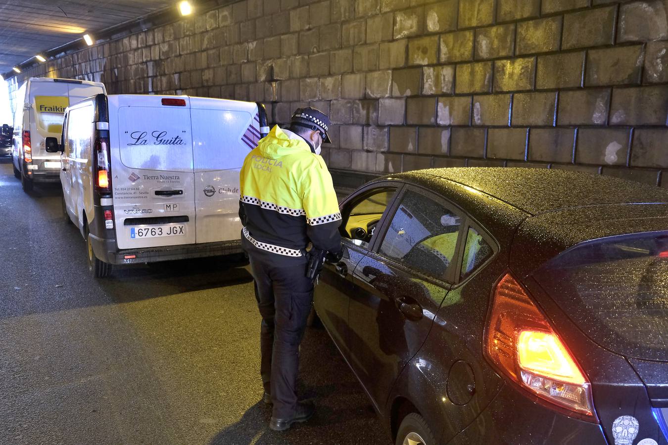 Coronavirus en Sevilla: la Policía Local intercepta un vehículo con ocho ocupantes y sin ITV