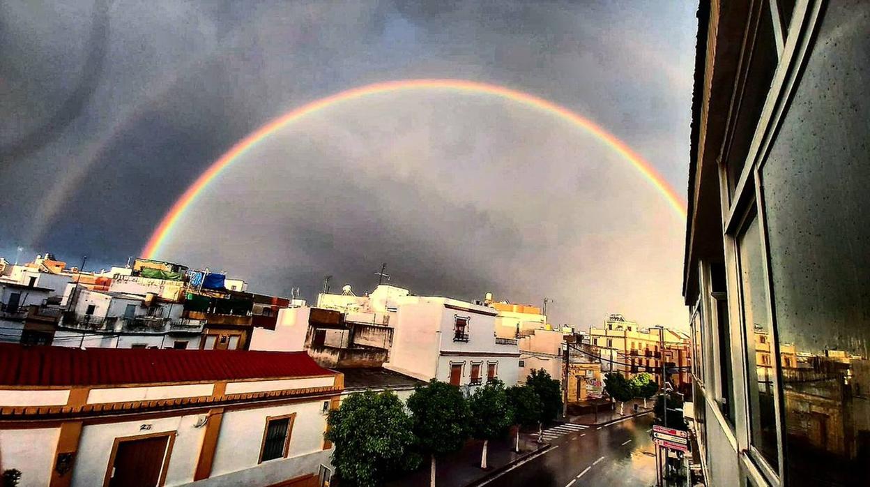 Así captaron los lectores de ABC de Sevilla el arcoíris el lunes