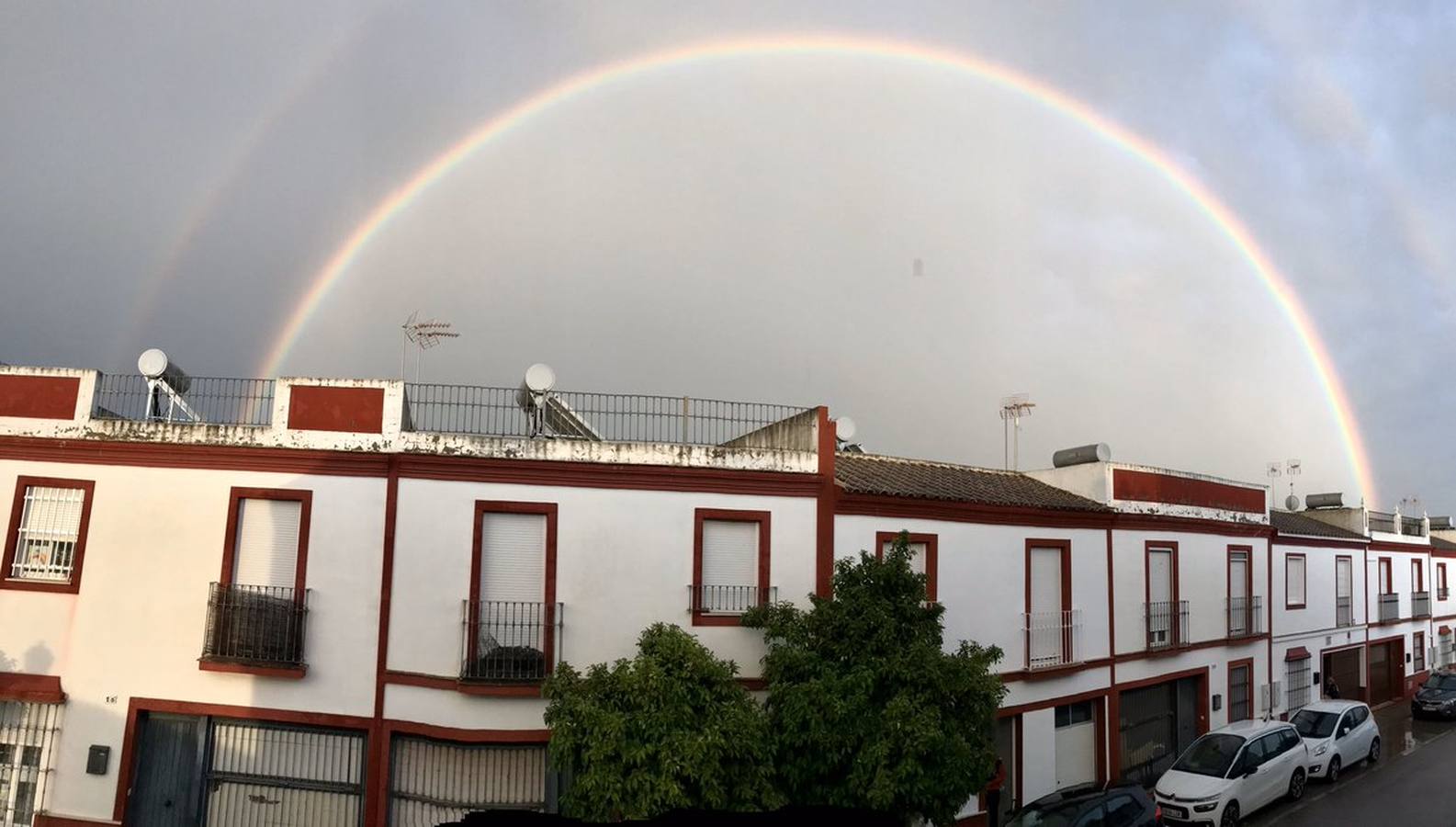 Así captaron los lectores de ABC de Sevilla el arcoíris el lunes