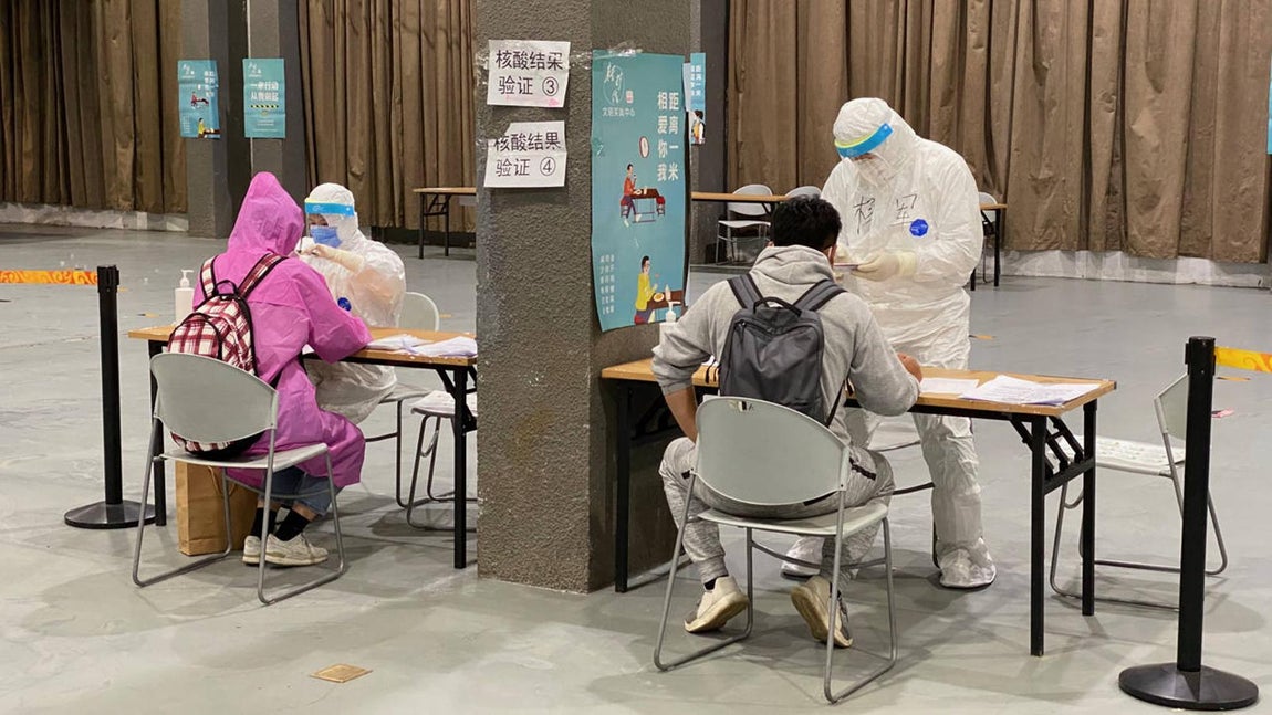 Para poder entrar en Pekín, los viajeros de Wuhan deben presentar, además de un documento de identidad, su prueba negativa del coronavirus en la última semana y el código QR de salud en verde, así como el lugar donde harán la cuarentena de dos semanas. 