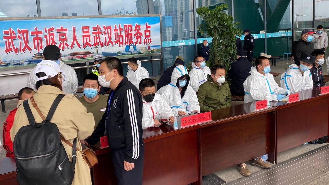 Separados del resto de viajeros en una puerta aparte de la estación de Wuhan, los pasajeros a Pekín deben presentar la prueba negativa del coronavirus y su código de salud QR en verde, así como el domicilio particular o el hotel del Gobierno donde harán la cuarentena de dos semanas en la capital. 