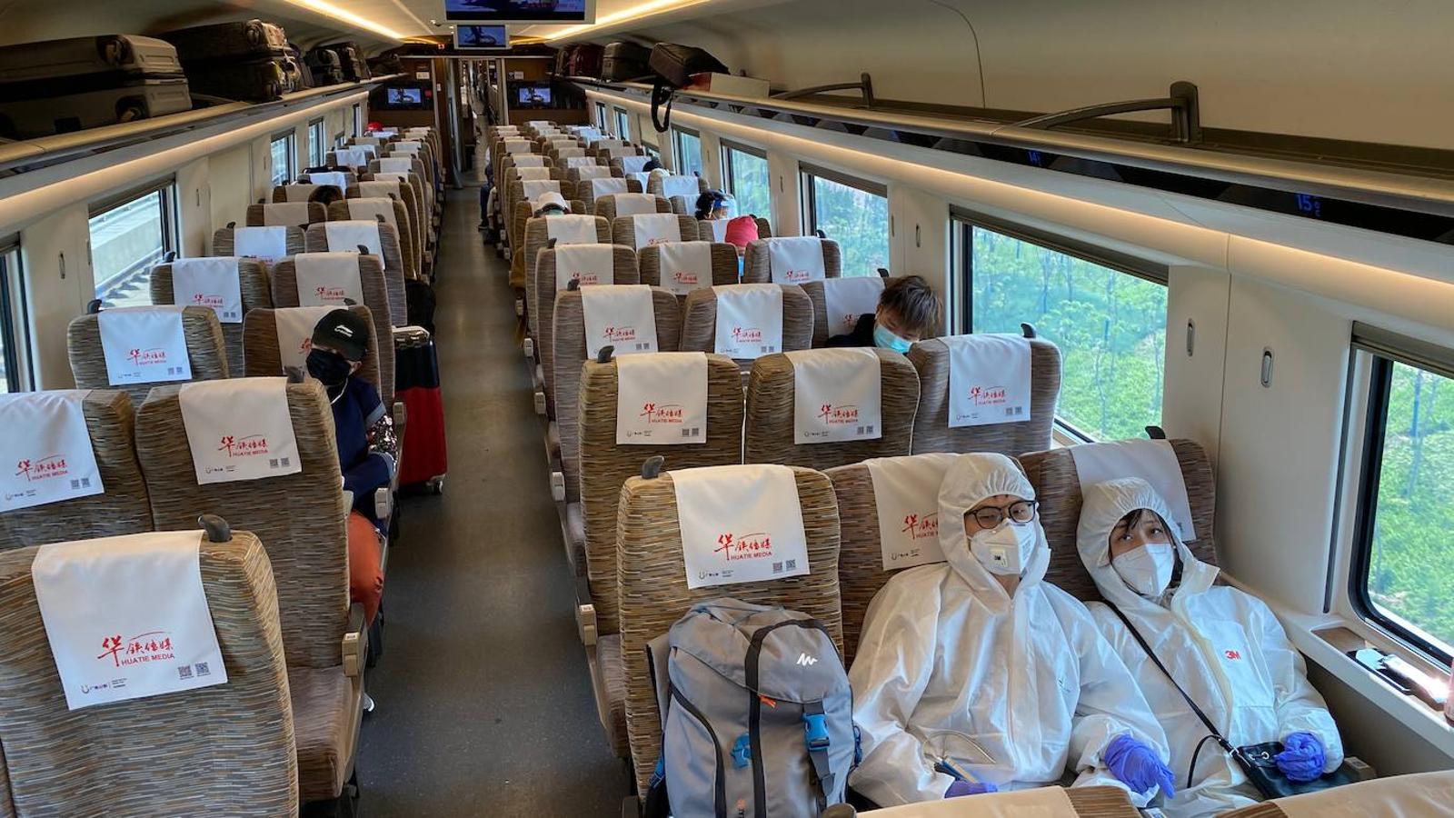 Para protegerse contra el coronavirus, todos los pasajeros del tren de Wuhan a Pekín van pertrechados con mascarillas, gafas, gorros y guantes de látex y muchos llevan hasta monos especiales blancos. 