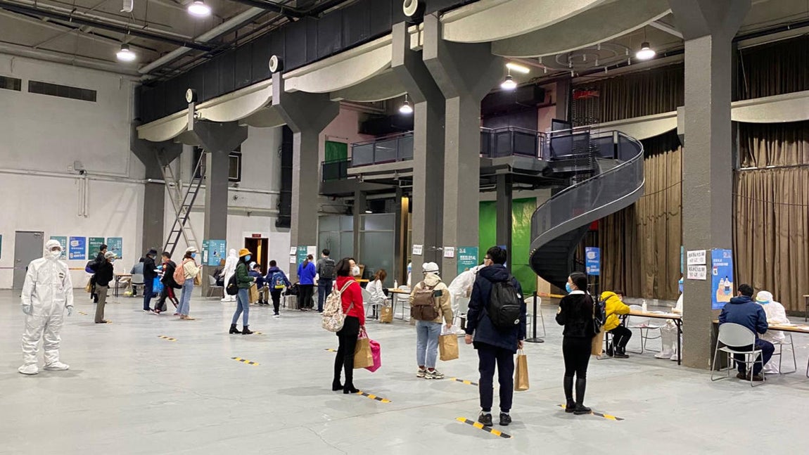 En este centro de recepción, ubicado en el parque de Chaoyang, los viajeros de dicho distrito son registrados y se les toma la temperatura antes de llevarlos a su domicilio o al hotel de la cuarentena. 