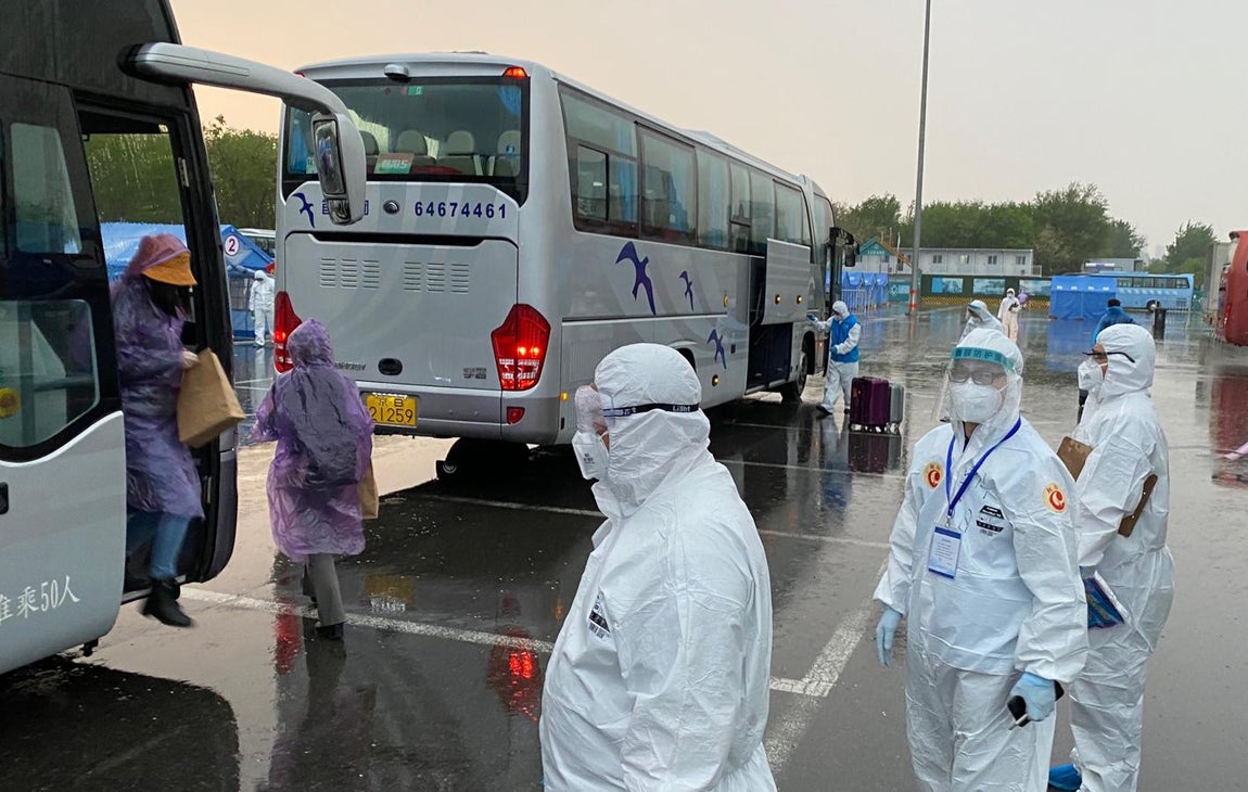 Tras el registro, los viajeros son trasladados a su domicilio para que hagan la cuarentena o al hotel designado por las autoridades, pero que ellos deben pagar. Acaba así este viaje de ciencia-ficción a la capital china, adonde solo se puede llegar en tren desde Wuhan porque los vuelos directos han sido suspendidos para reducir el riesgo del coronavirus. 