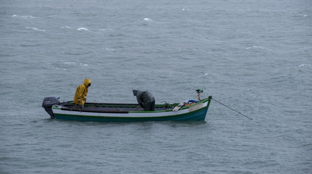 Fotos: El temporal y el confinamiento dibujan una Cádiz desangelada