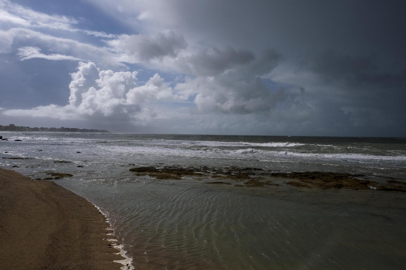 Fotos: El temporal y el confinamiento dibujan una Cádiz desangelada