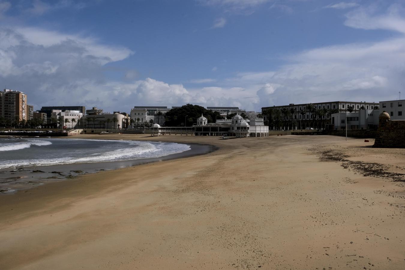 Fotos: El temporal y el confinamiento dibujan una Cádiz desangelada