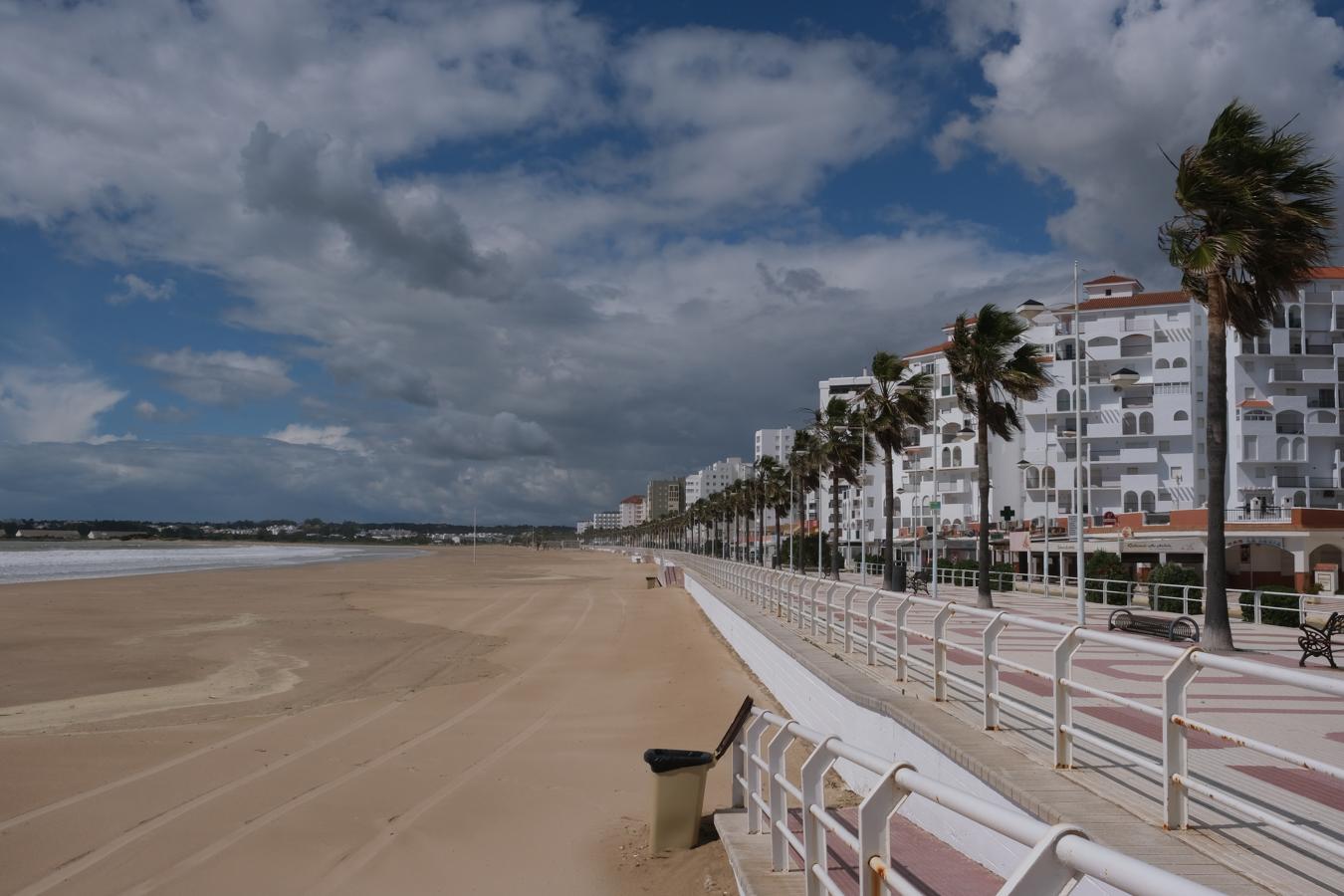 FOTOS: Las playas de Cádiz comienzan su puesta a punto para el verano