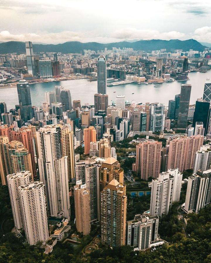 2- Hong Kong. La ciudad china es un enclave estratégico tanto en la industria como los negocios, de ahí que no sea de extrañar que 71 multimillonarios vivan allí. En este caso sus fortunas acumulan 321.000 millones de dólares. ¿El más rico? Lee Shau Kee, un conocido magnate inmobiliario y propietario mayoritario de Henderson Land Development que posee más de 28.000 millones de dólares.