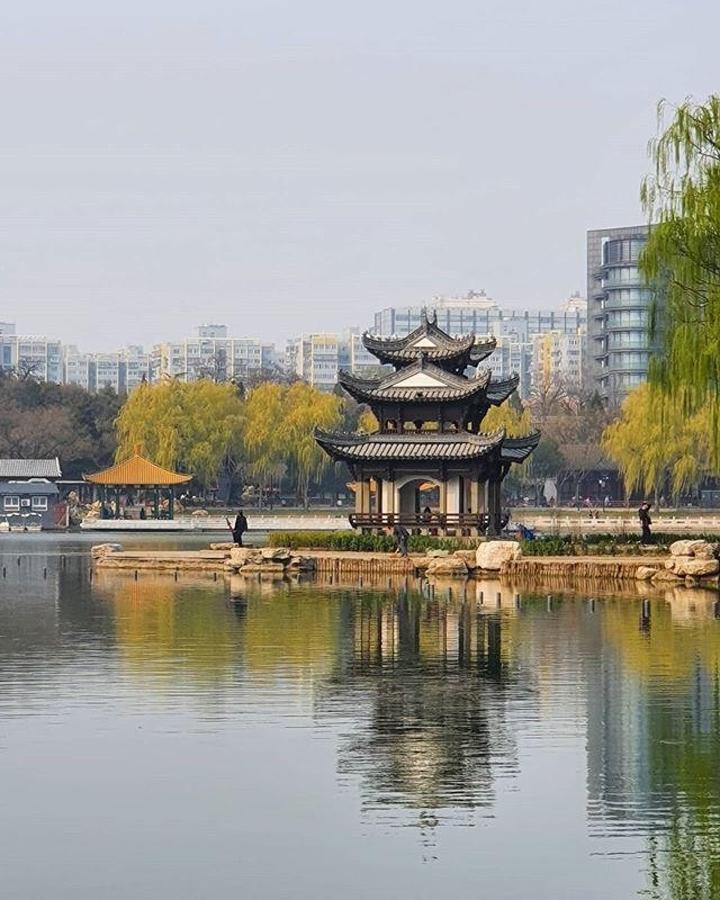 4- Pekín. En este caso las cifras son ligeramente más bajas que en Hong Kong, con 67 multimillonarios y una fortuna conjunta de 218.000 millones de dólares. Con una fortuna de 16.200 millones de dólares, el más rico es Zhang Yiming, fundador de la plataforma TikTok.