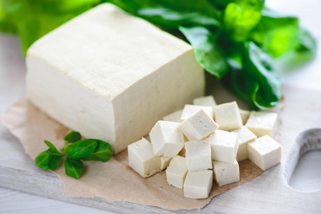 Tofu. El tofu contiene los ocho aminoácidos esenciales, cuenta con aporte calórico medio, (76 calorías por cada 100 gramos) y es una gran fuente de proteína vegetal, tiene 8 gramos de esta por cada 100. Pero, también es un alimento rico en calcio que ayuda al cuidado de nuestros dientes: según la Bedca, de cada 100 gramos, 300 miligramos son calcio.