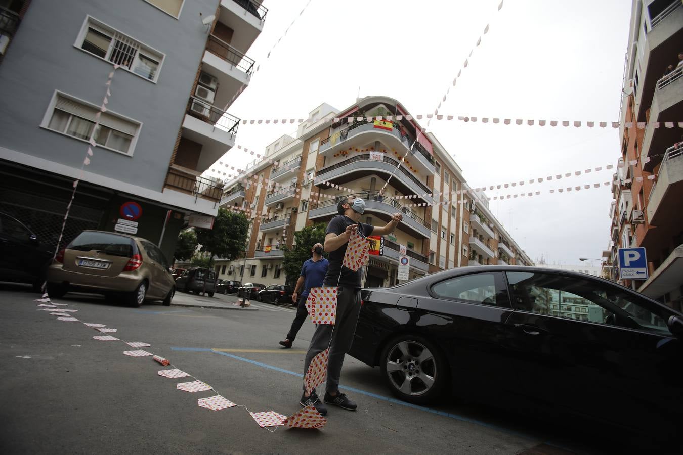 Efectos del coronavirus en Sevilla: la Feria de Abril en los balcones