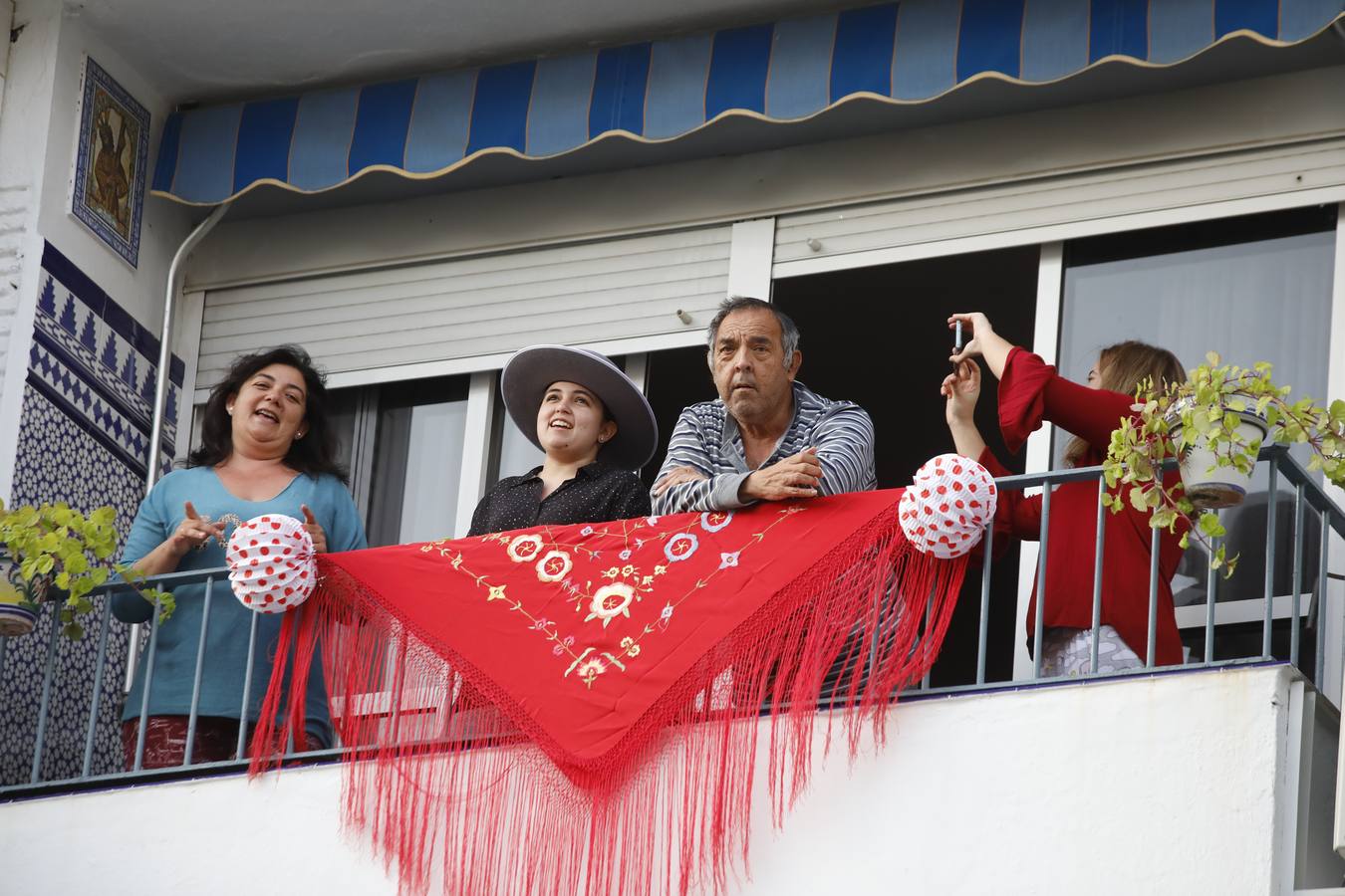 Ambiente de Feria y «pescaíto» en los balcones de Sevilla