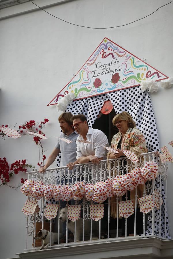 Ambiente de Feria y «pescaíto» en los balcones de Sevilla