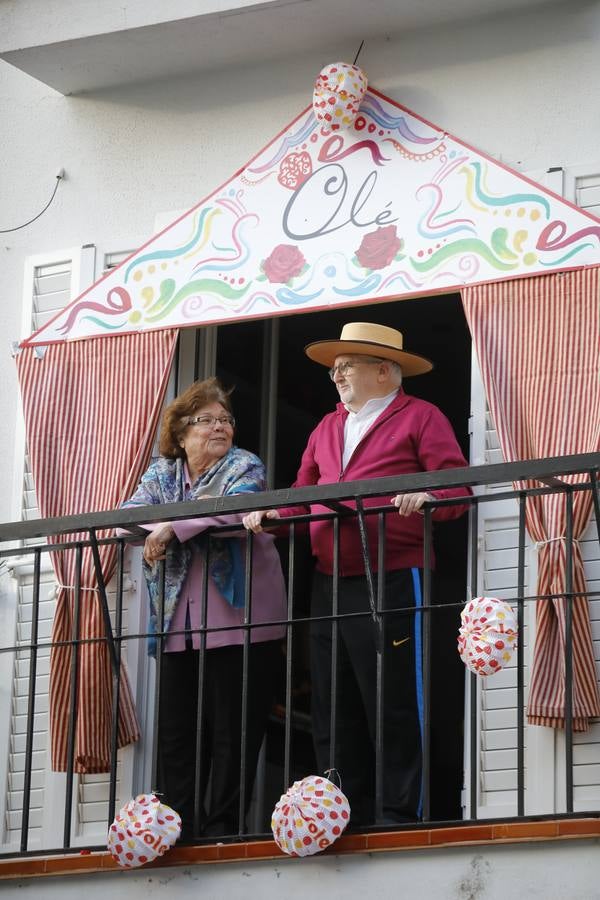 Ambiente de Feria y «pescaíto» en los balcones de Sevilla