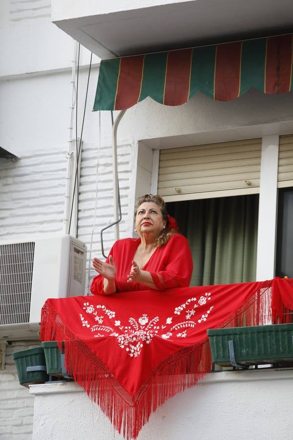 Ambiente de Feria y «pescaíto» en los balcones de Sevilla