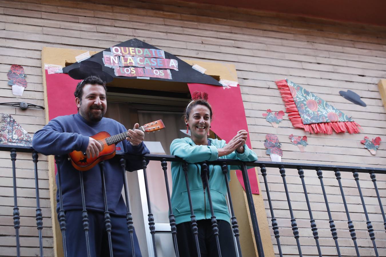 Ambiente de Feria y «pescaíto» en los balcones de Sevilla