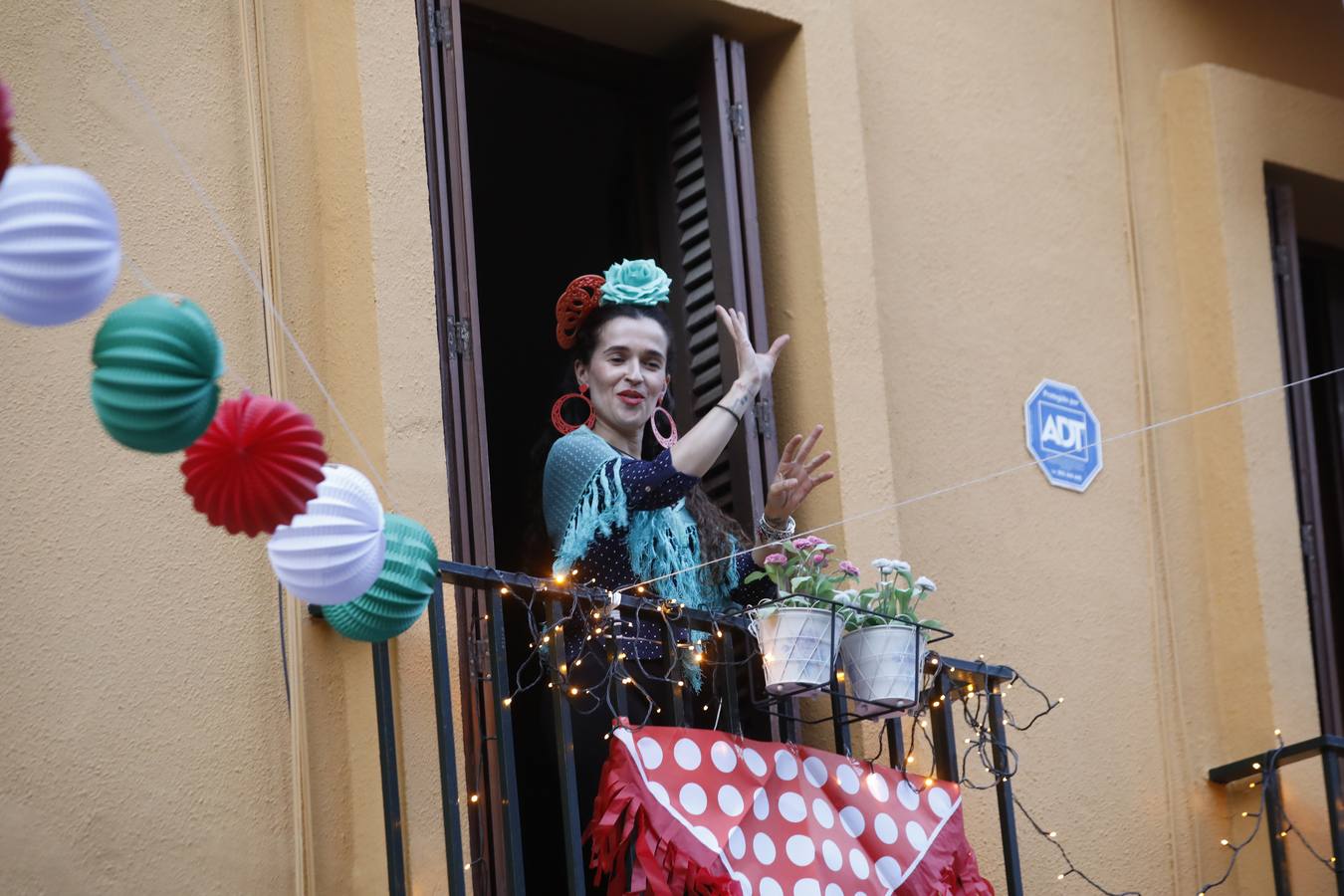 Ambiente de Feria y «pescaíto» en los balcones de Sevilla