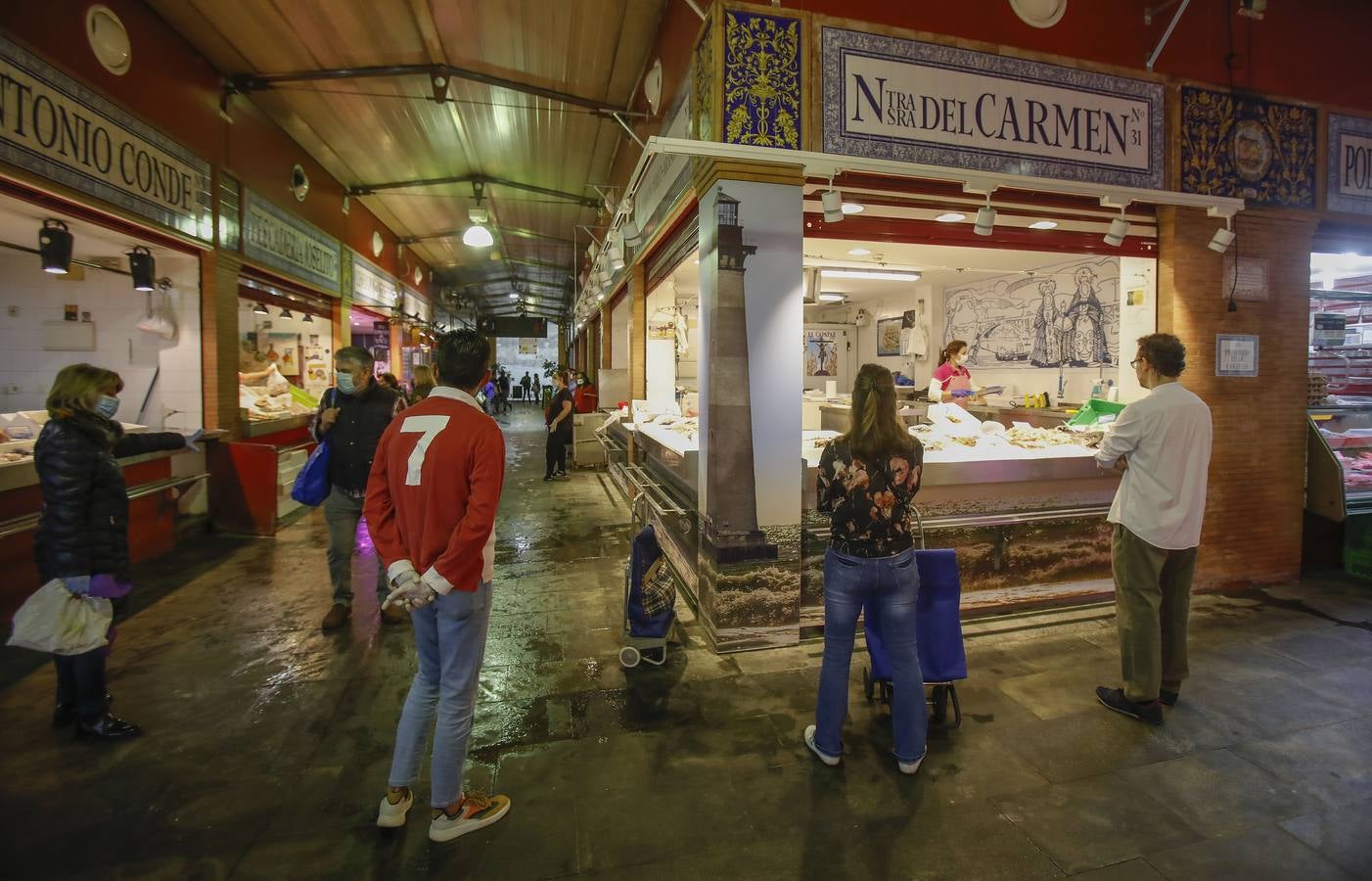 La Policía Local acude al Mercado de Triana ante la concentración de público