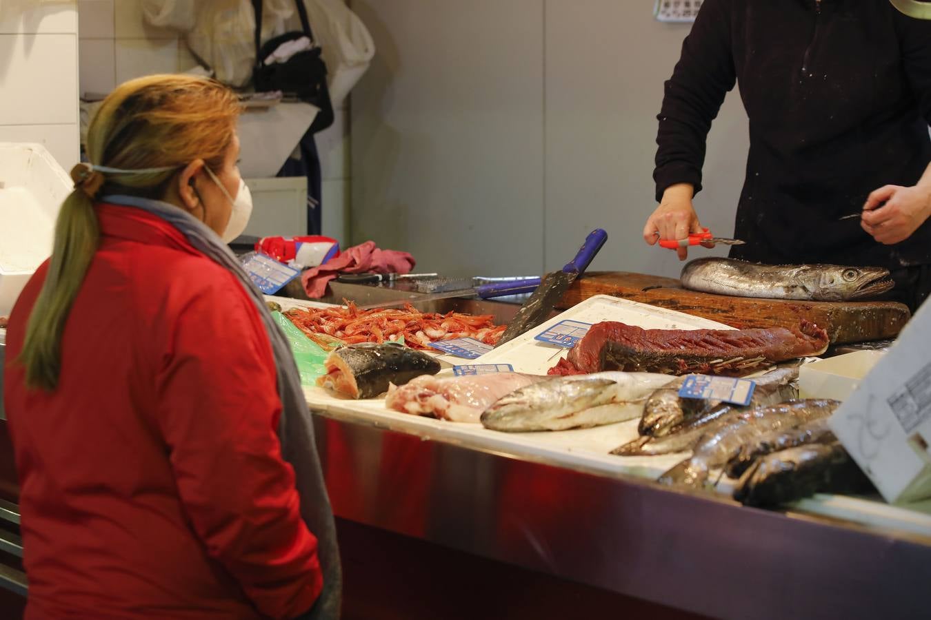 La Policía Local acude al Mercado de Triana ante la concentración de público