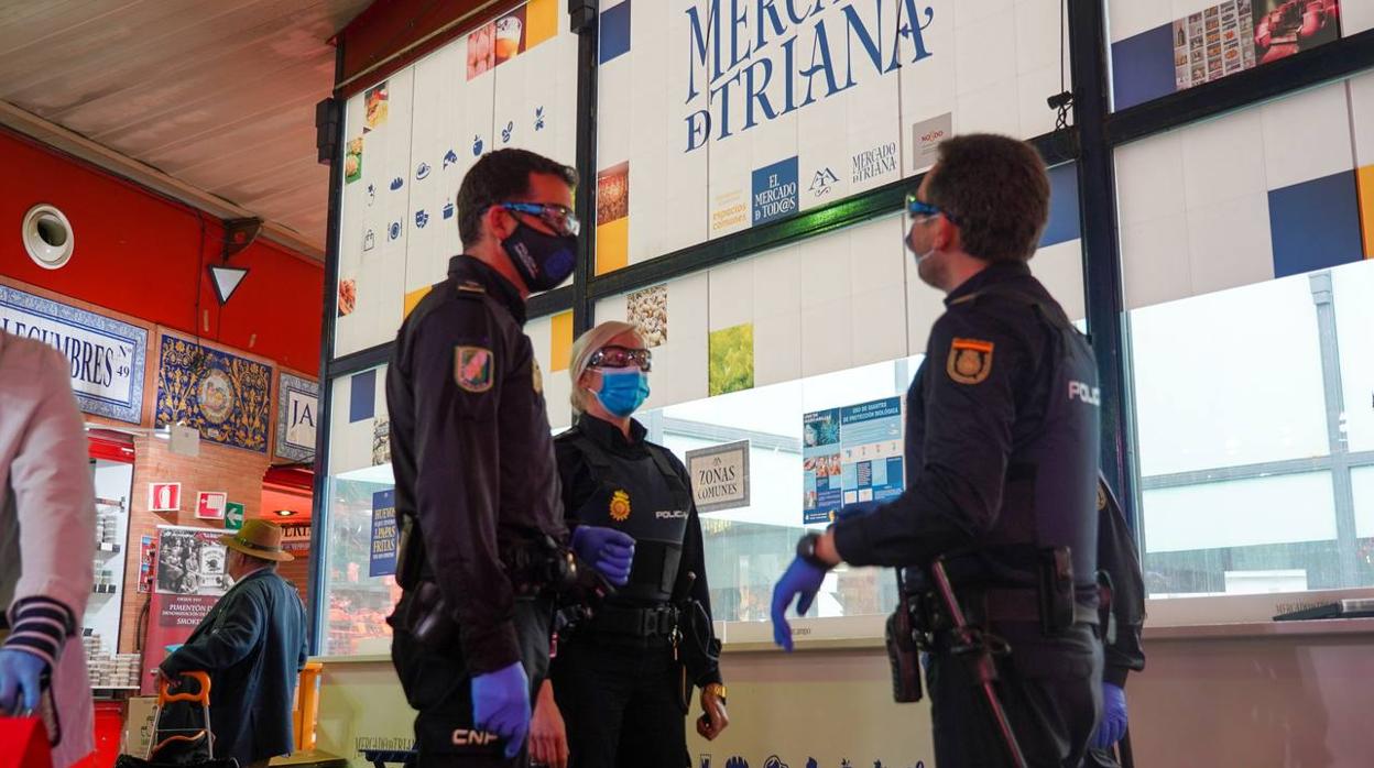 La Policía Local acude al Mercado de Triana ante la concentración de público