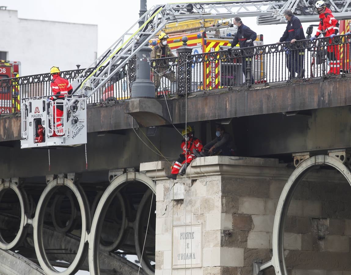 Los bomberos rescatan a un hombre en el puente de Triana