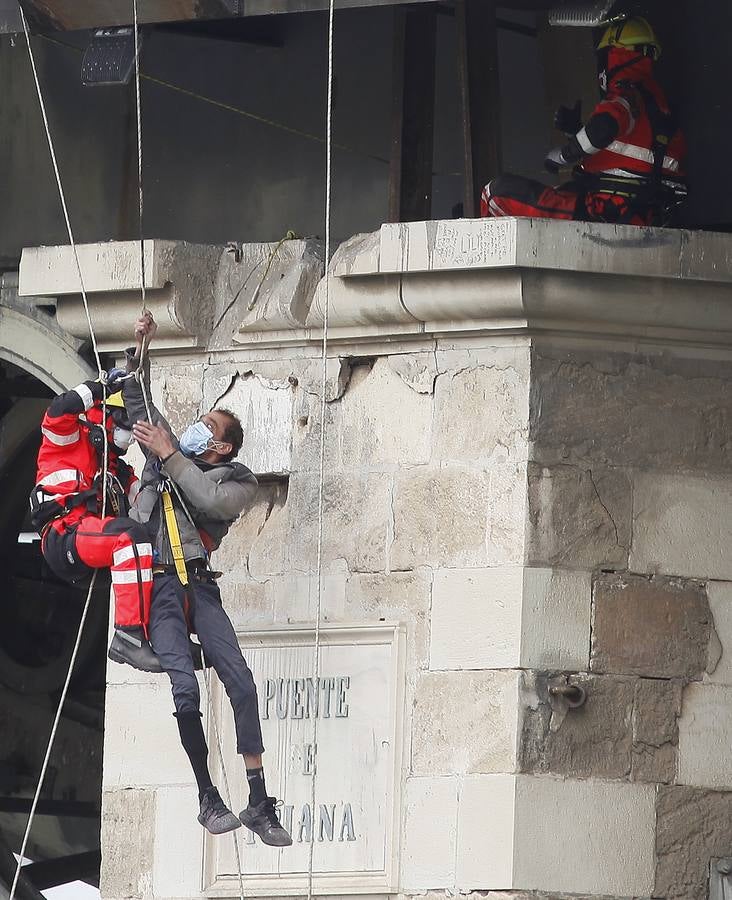 Los bomberos rescatan a un hombre en el puente de Triana