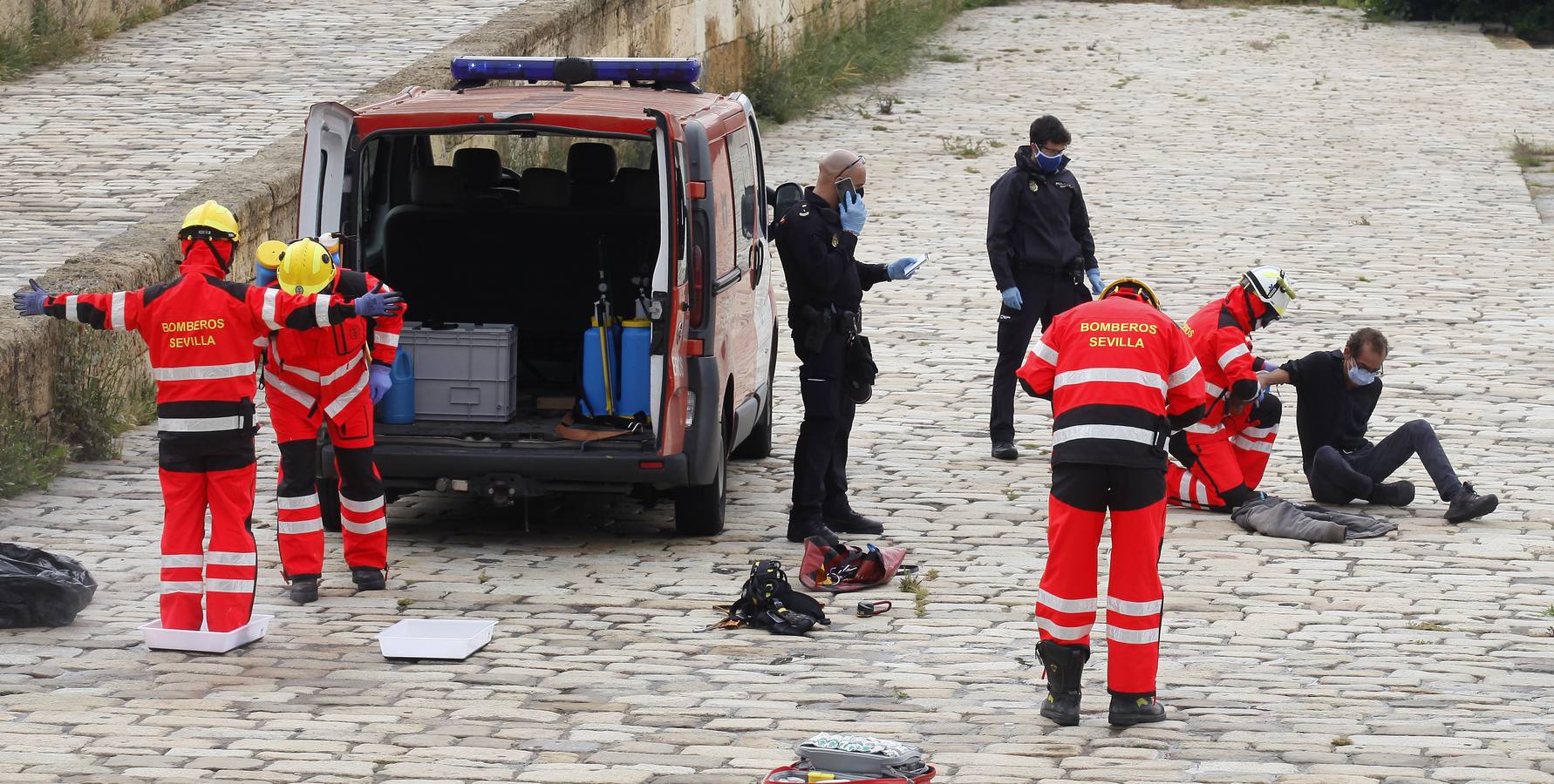 Los bomberos rescatan a un hombre en el puente de Triana