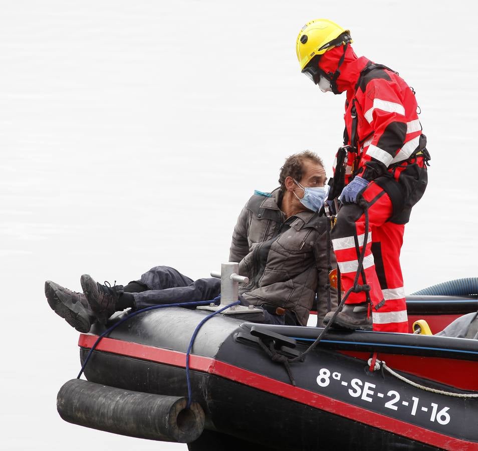 Los bomberos rescatan a un hombre en el puente de Triana