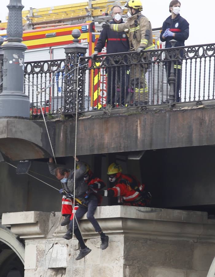 Los bomberos rescatan a un hombre en el puente de Triana