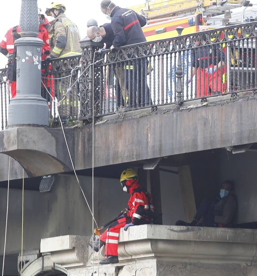 Los Bomberos Rescatan A Un Hombre En El Puente De Triana