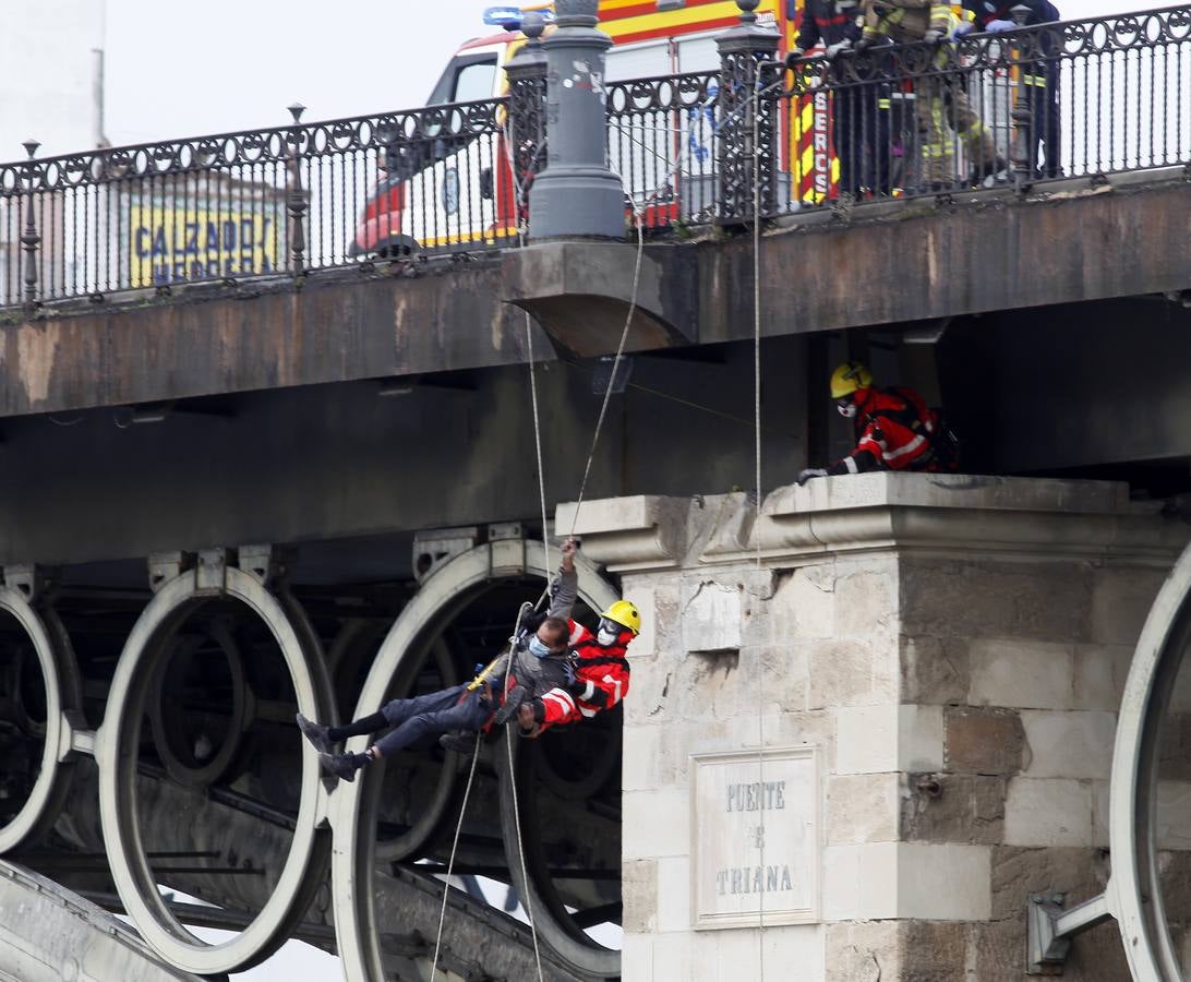 Los bomberos rescatan a un hombre en el puente de Triana