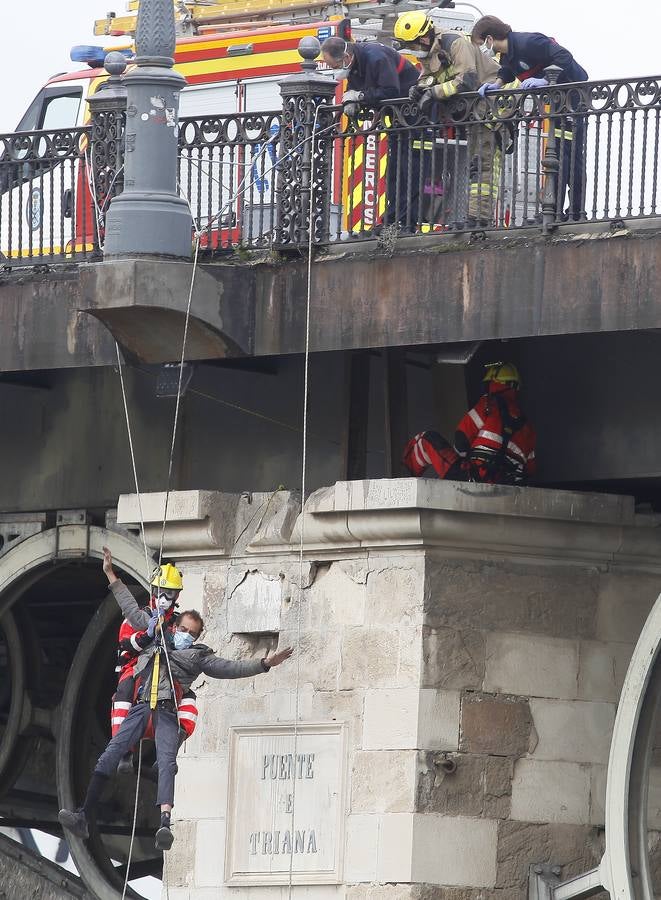 Los bomberos rescatan a un hombre en el puente de Triana