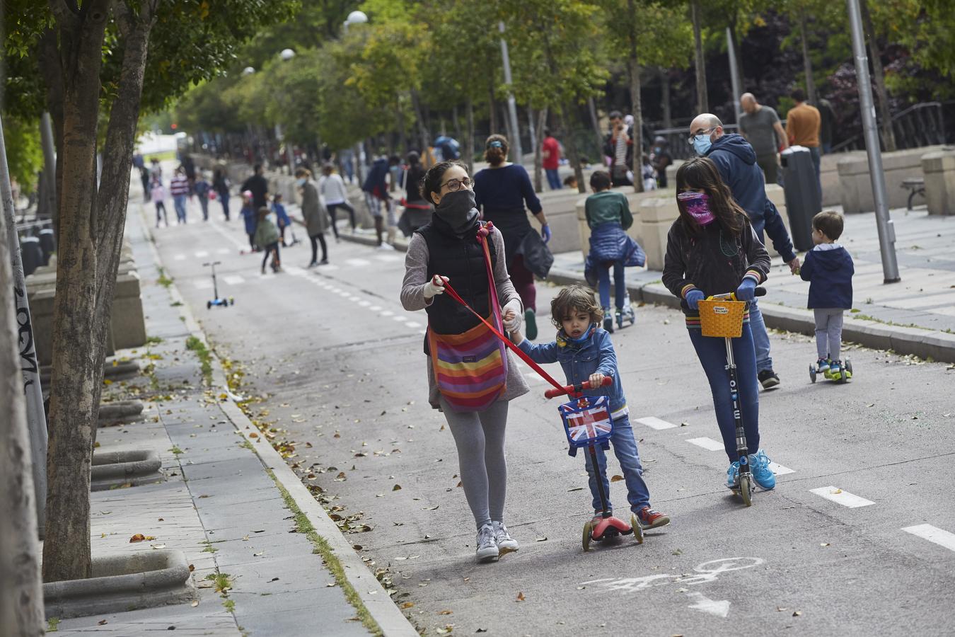 El pasillo verde de Arganzuela hoy domingo se ha llenado de niños. Y la Policía Nacional patrulla la zona para asegurarse que se cumplen las condiciones de seguridad. 