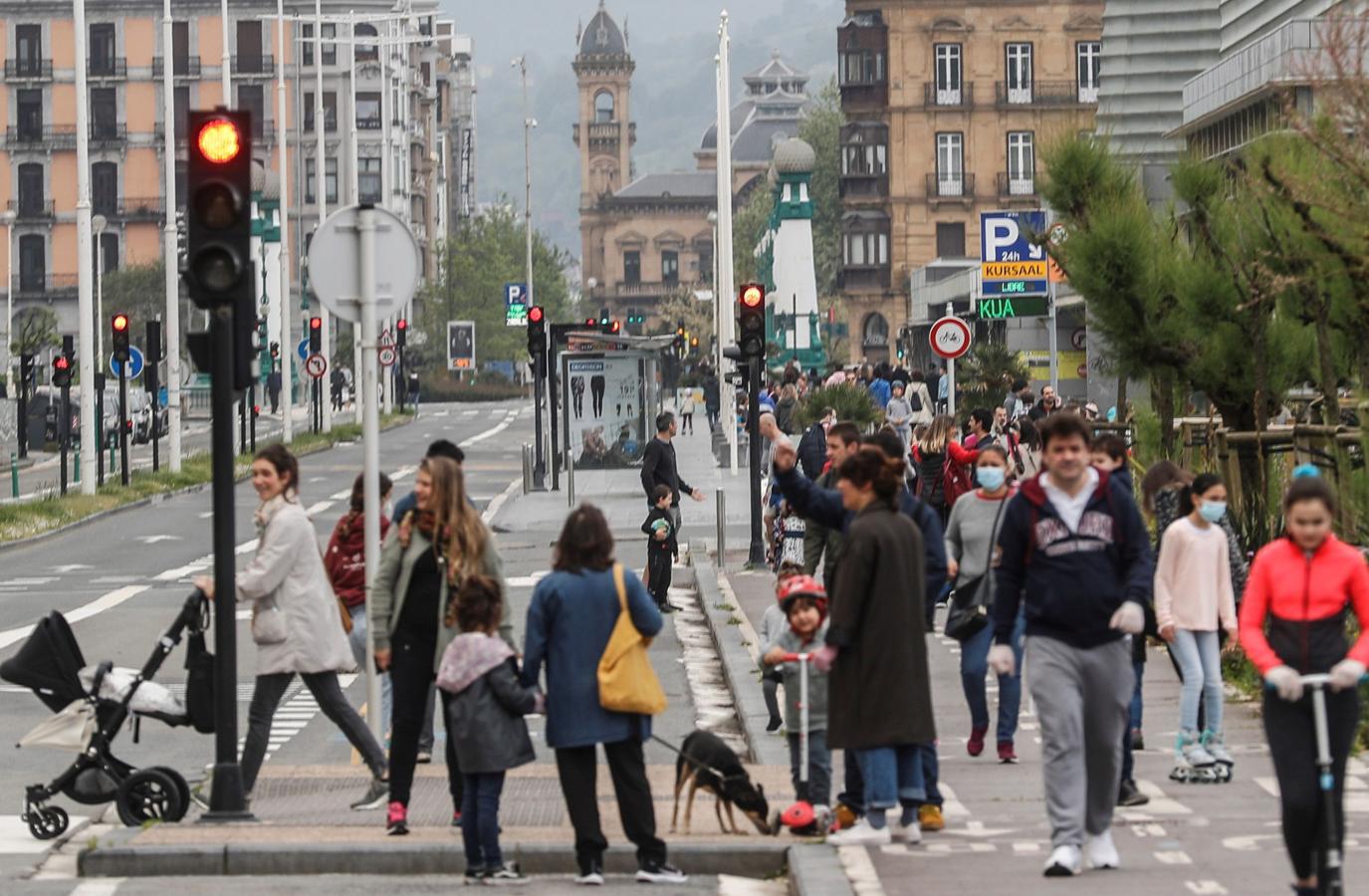 Vista del paseo de la Zurriola de San Sebastián este domingo. 