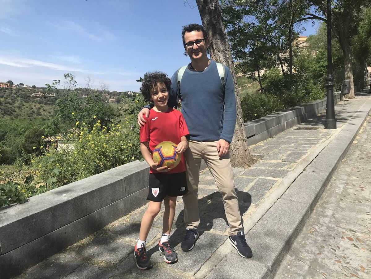 El pequeño Mario, con su padre. 