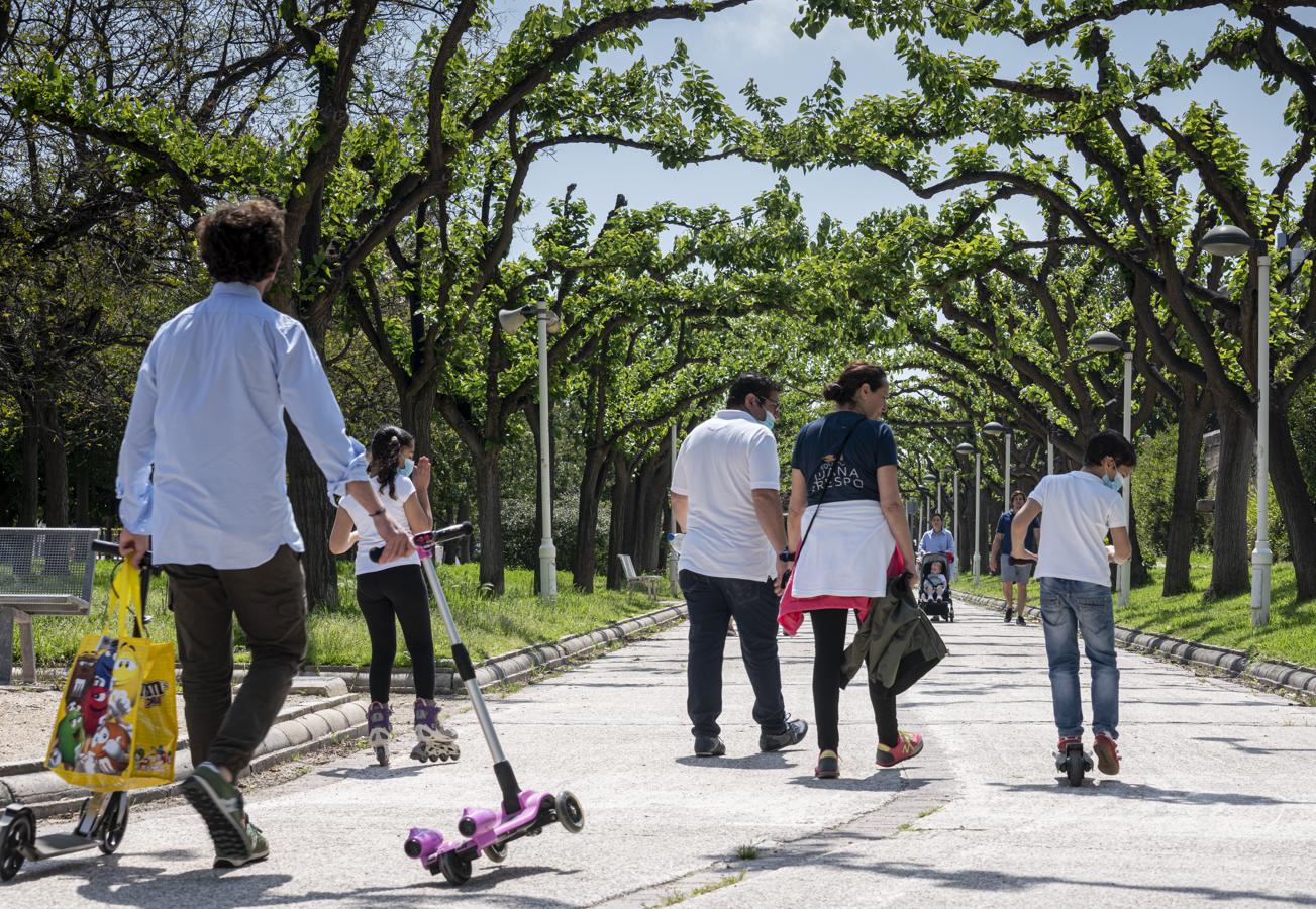 Los niños también han salido a pasear una hora en Valencia. 