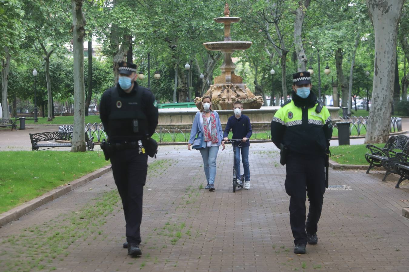 En imágenes, la primera salida de los niños a la calle en Córdoba (II)