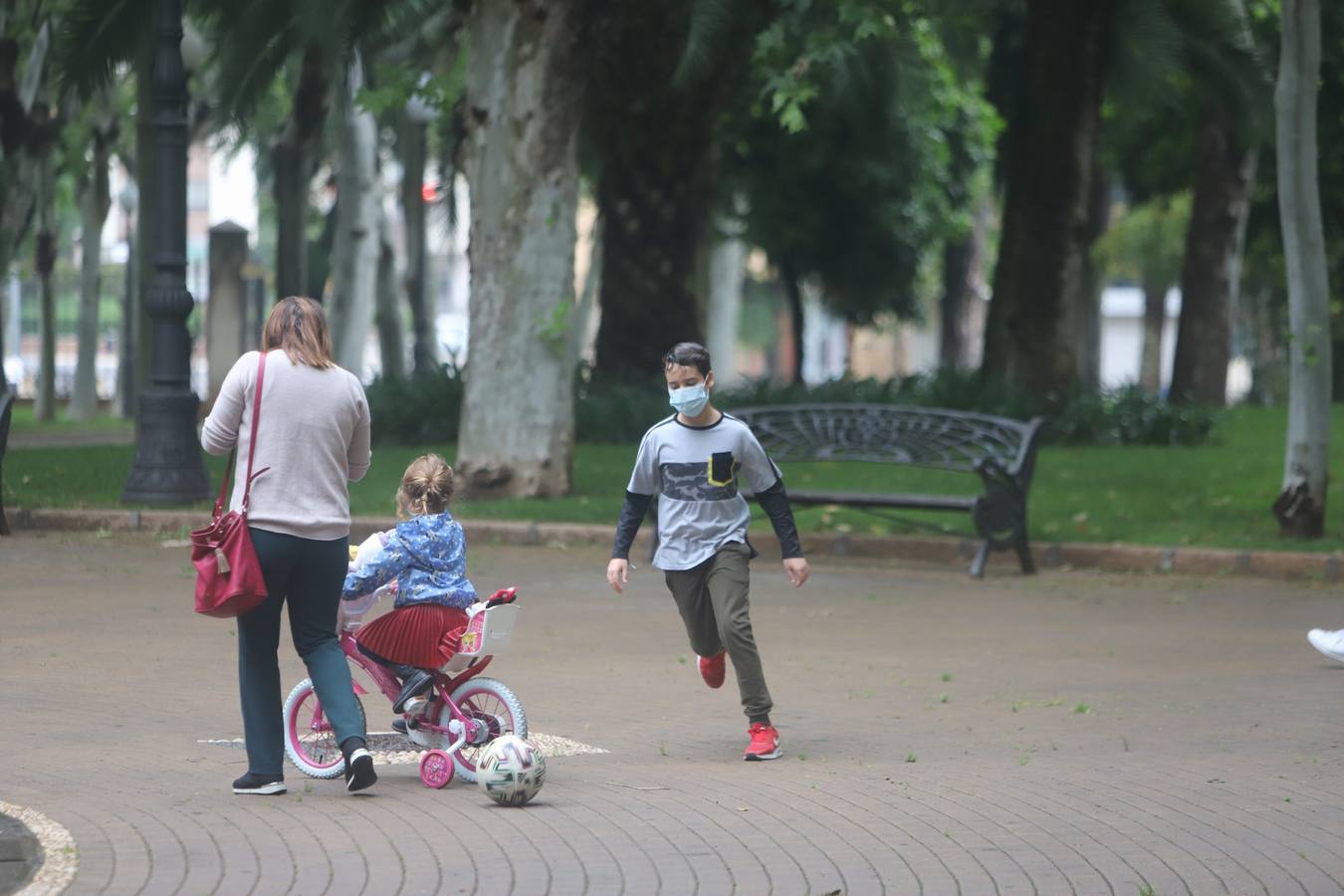 En imágenes, la primera salida de los niños a la calle en Córdoba (II)