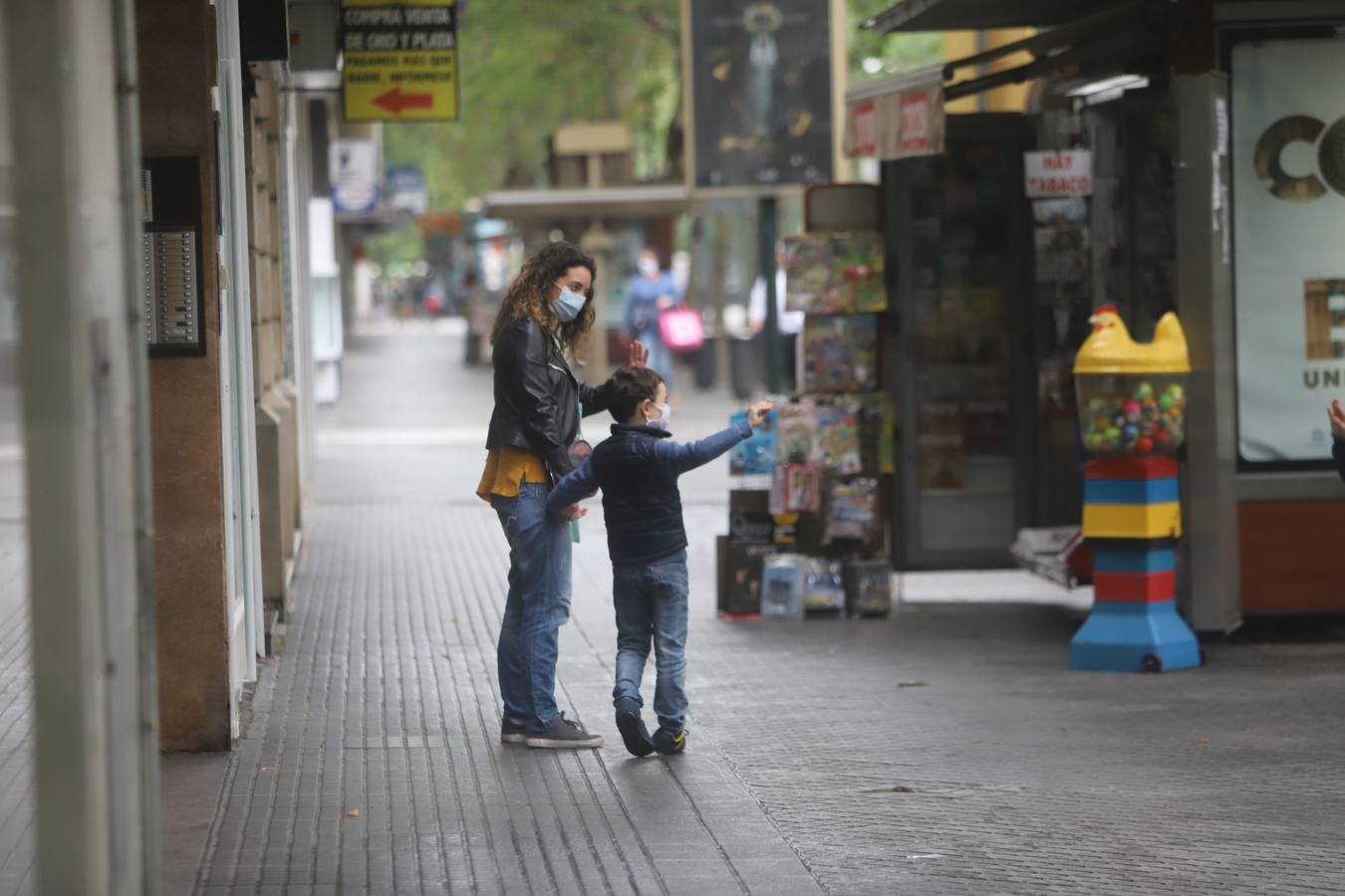 En imágenes, la primera salida de los niños a la calle en Córdoba (II)