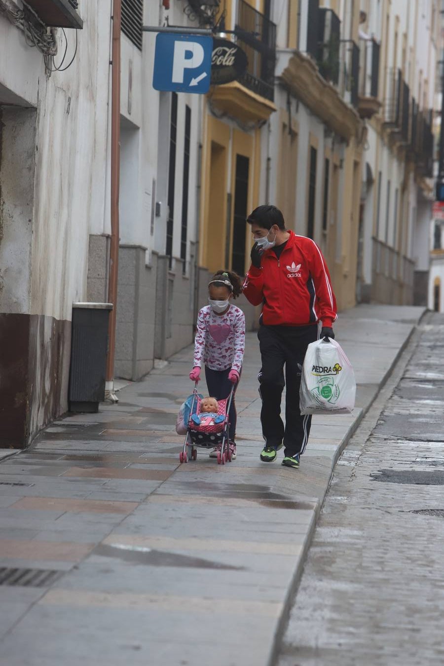 En imágenes, la primera salida de los niños a la calle en Córdoba (II)